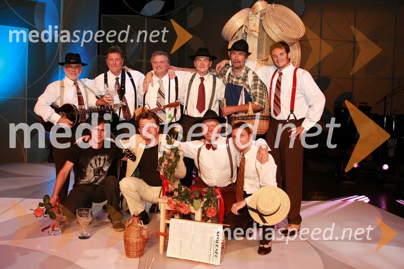 Prifarski muzikanti, Žiga Bižal in Grega Forjanič, avtorja pesmi Lepu je blu skupine Prifarski muzikanti in Medard Pucelj, krošnjarFestival narečnih popevk 2008