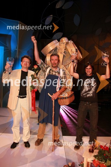 Žiga Bižal, Grega Forjanič, avtorja pesmi Lepu je blu skupine Prifarski muzikanti in Medard Pucelj, krošnjarFestival narečnih popevk 2008