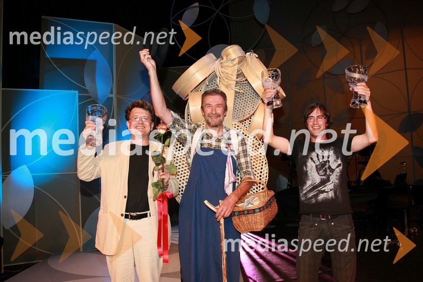 Žiga Bižal, Grega Forjanič, avtorja pesmi Lepu je blu skupine Prifarski muzikanti in Medard Pucelj, krošnjarFestival narečnih popevk 2008