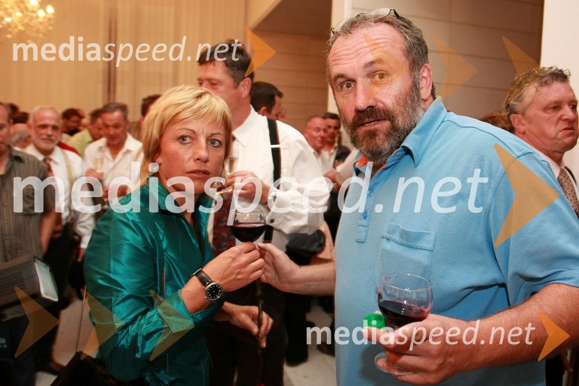 Rosvita Pesek, novinarka TV Slovenija in Tone Petelinšek, novinar radia MariborFestival narečnih popevk 2008