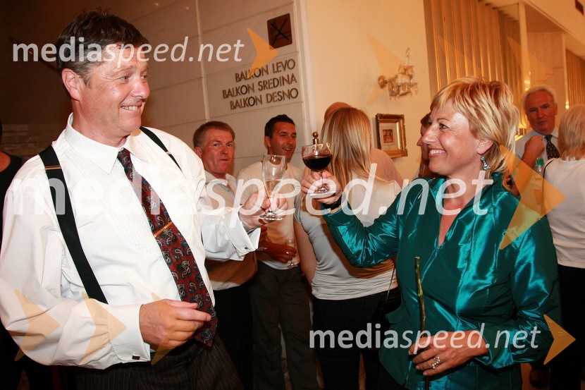 Mitja Ferenc, član skupine Prifarski muzikanti in njegova življenjska sopotnica Rosvita Pesek, novinarkaFestival narečnih popevk 2008