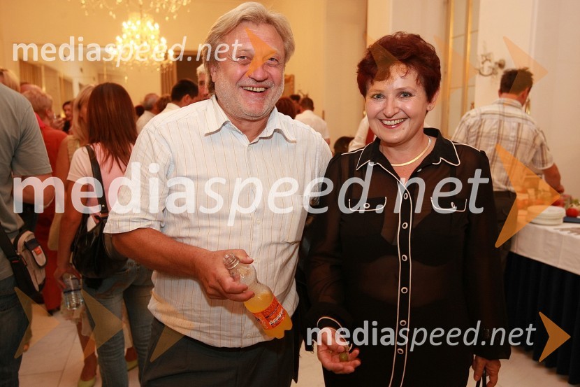 Vlado Krejač, urednik v informativnem programu na TV Slovenija in mag. Polona Pivec, odg. urednica TV MariborFestival narečnih popevk 2008