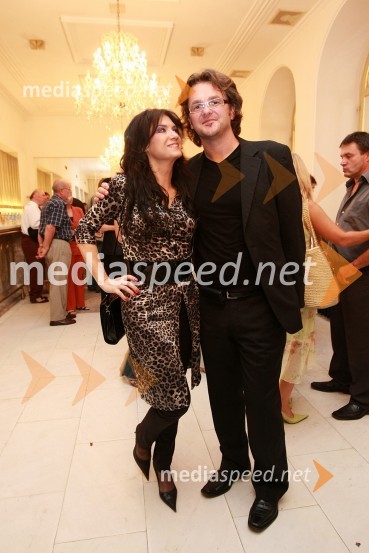 Irena Vrčkovnik, pevka in Gregor Štibernik, član strokovne žirije za glasboFestival narečnih popevk 2008