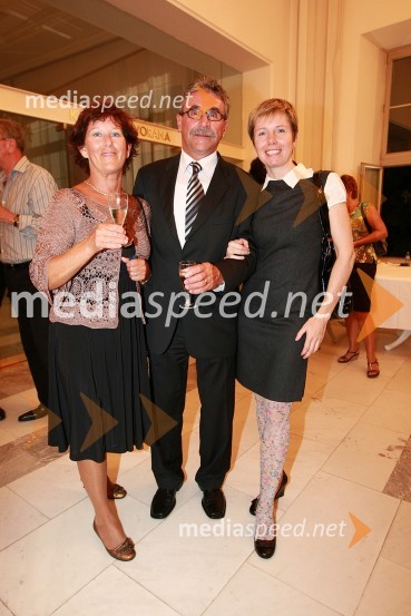 Zvonimir Lešnik, direktor območne enote Zavarovalnice Triglav v Mariboru s soprogo Mojco in Polonca Komar, producentka Radia MariborFestival narečnih popevk 2008