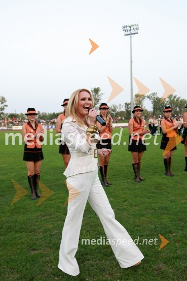 Nuša Derenda, pevkaSPEEDWAY SUPER POKAL SAX 2008