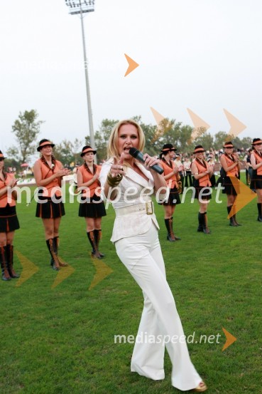 Nuša Derenda, pevkaSPEEDWAY SUPER POKAL SAX 2008