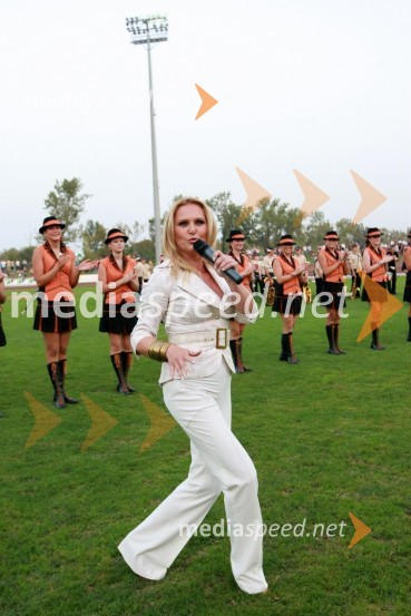 Nuša Derenda, pevkaSPEEDWAY SUPER POKAL SAX 2008