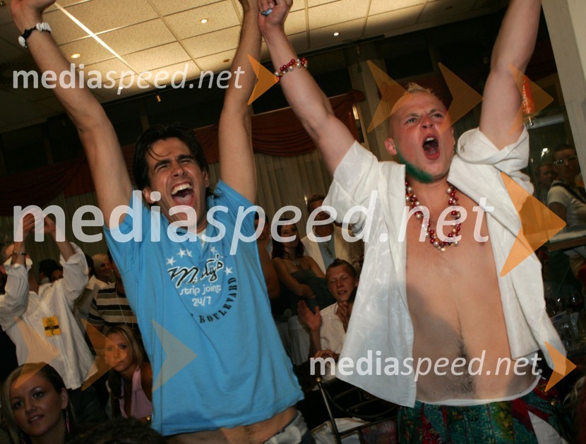 Pevca Domen Kumer in Dean VivodMelodije morja in sonca