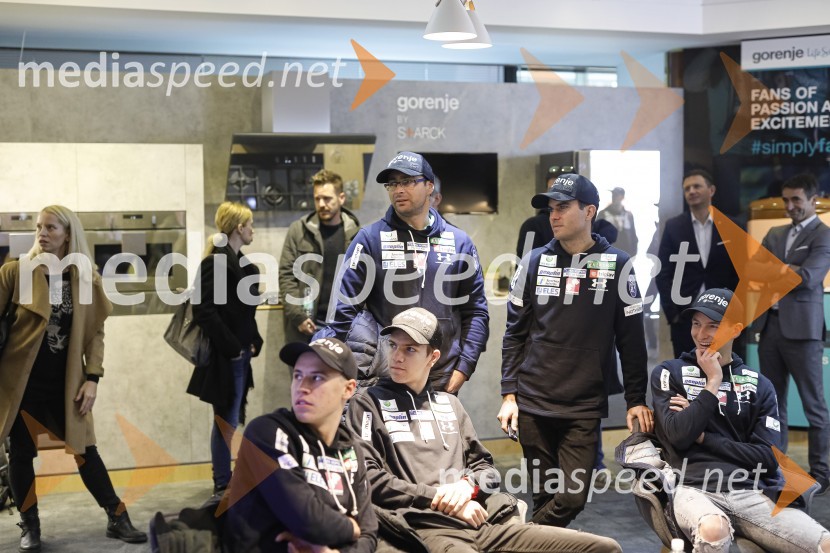  Tilen Bartol, smučarski skakalec;  ... ;  Gorazd Bertoncelj, glavni trener slovenske skakalne reprezentance;  Jernej Damjan, smučarski skakalec;  Žiga  Jelar, smučarski skakalecPredstavitev skakalcev in nordijcev za sezono 2020