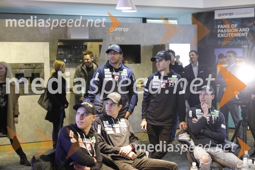  Tilen Bartol, smučarski skakalec;  Gorazd Bertoncelj, glavni trener slovenske skakalne reprezentance;  ... ;  Jernej Damjan, smučarski skakalec;  Žiga  Jelar, smučarski skakalecPredstavitev skakalcev in nordijcev za sezono 2020