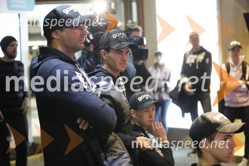  Gorazd Bertoncelj, glavni trener slovenske skakalne reprezentance;  Jernej Damjan, smučarski skakalec;  Domen Prevc, smučarski skakalecPredstavitev skakalcev in nordijcev za sezono 2020