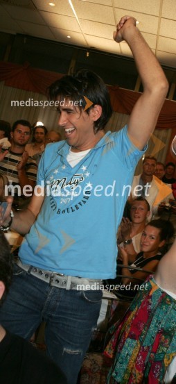 Pevec Domen KumerMelodije morja in sonca