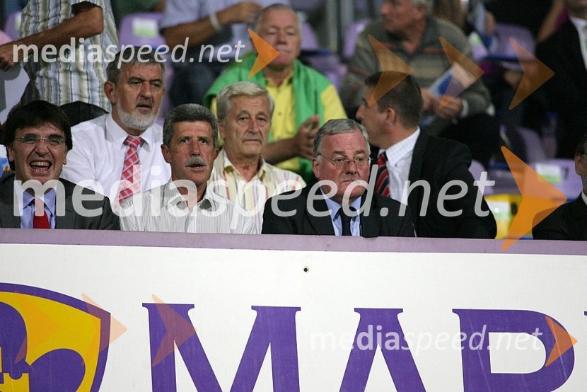 Drago Cotar, predsednik uprave Zavarovalnice Maribor in Rudi Zavrl, predsednik Nogometne zveze SlovenijeNogomet, Slovenija - Slovaška, Kvalifikacije SP 2010