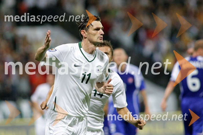 Milivoje Novakovič, slovenski nogometašNogomet, Slovenija - Slovaška, Kvalifikacije SP 2010