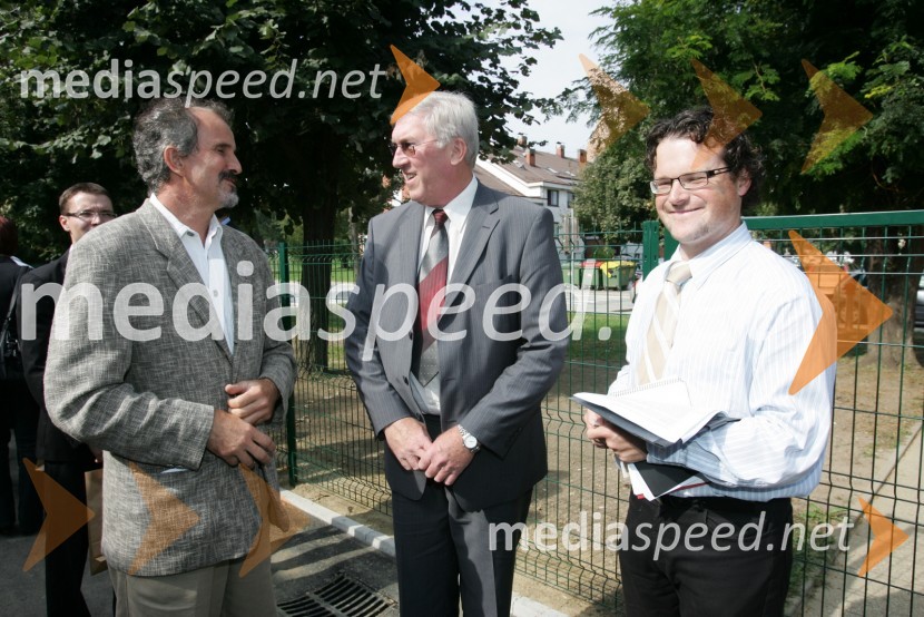 Stojan Habjanič, strokovni vodja projekta prenove vrtca, Runar Jensen, odpravnik poslov, Veleposlaništvo Kraljevine Norveške in Tomaž Dietinger, prevajalecEnergetsko varčen vrtec Manka Golarja