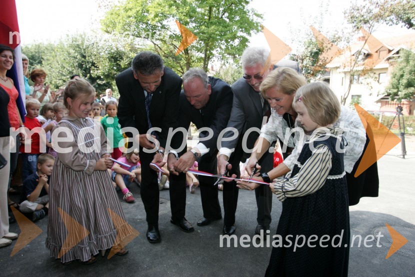 Anton Kampuš, župan občine Gornja Radgona, dr. Rado Genorio, Nacionalni koordinator za Norveški finančni mehanizem, Runar Jensen, odpravnik poslov, Veleposlaništvo Kraljevine Norveške in Breda Forjanič, ravnateljica Vrtca Manka Golarja
	Energetsko varčen vrtec Manka Golarja