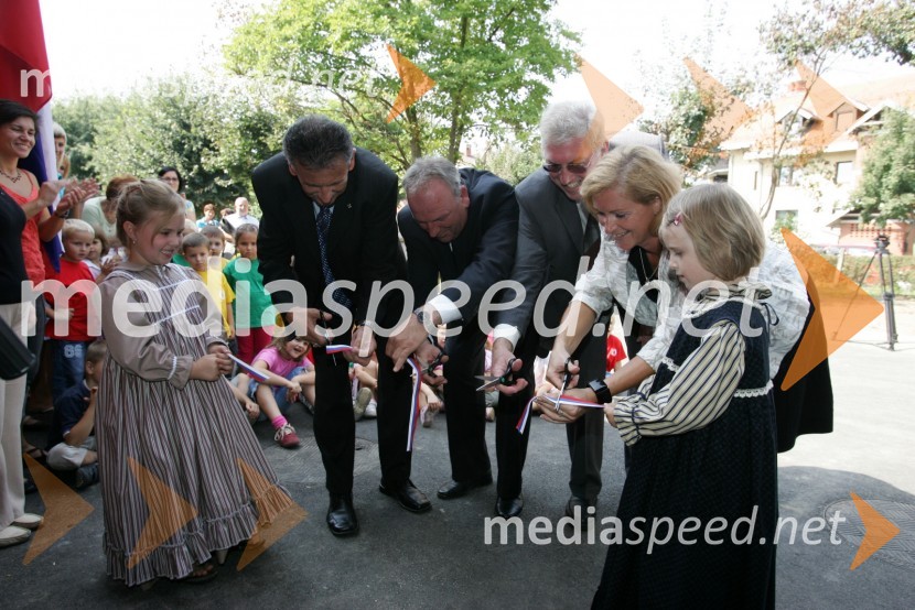 Anton Kampuš, župan občine Gornja Radgona, dr. Rado Genorio, Nacionalni koordinator za Norveški finančni mehanizem, Runar Jensen, odpravnik poslov, Veleposlaništvo Kraljevine Norveške in Breda Forjanič, ravnateljica Vrtca Manka Golarja
	Energetsko varčen vrtec Manka Golarja