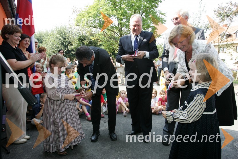 Anton Kampuš, župan občine Gornja Radgona, dr. Rado Genorio, Nacionalni koordinator za Norveški finančni mehanizem, Runar Jensen, odpravnik poslov, Veleposlaništvo Kraljevine Norveške in Breda Forjanič, ravnateljica Vrtca Manka Golarja
	Energetsko varčen vrtec Manka Golarja