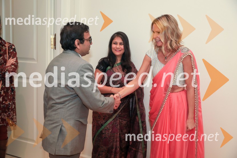  Ravi  Kumar Jain,  drugi sekretar Indijske Ambasade v Sloveniji;  ... ; dr. Saša Božič, Koordinatorka projekta WEF Slovenia 2020 in Executive CoachinjaVerjemi, predstavitev knjige