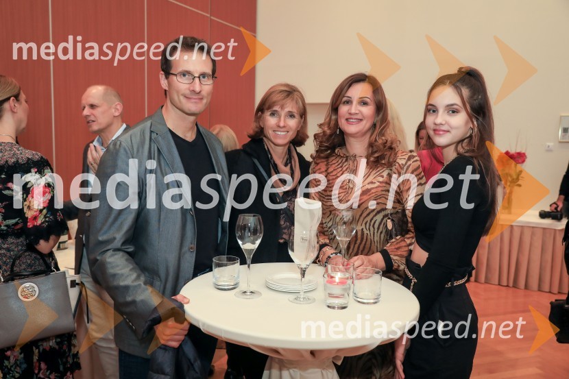  Uroš Marter, direktor, Arkas;  Karin Marter, Studio Moderna;  ... ;  Laura PrajsVerjemi, predstavitev knjige