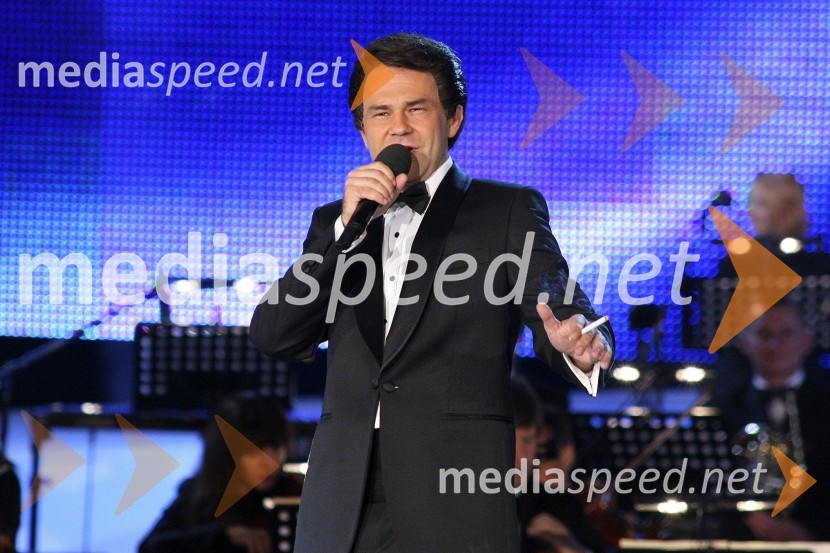 Jure Ivanušič, igralec in voditelj prireditve v slogu Deana MartinaSlovenska popevka 2008