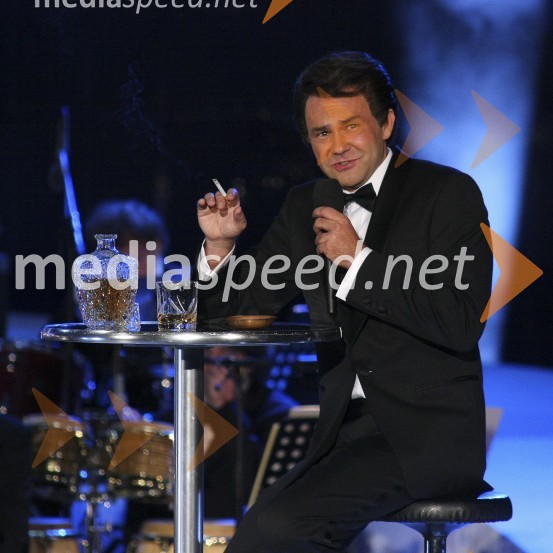 Jure Ivanušič, igralec in voditelj prireditve v slogu Deana MartinaSlovenska popevka 2008