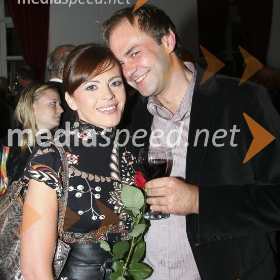 Tajda Lekše, voditeljica prireditve in Jure Ivanušič, voditelj prireditve in igralecSlovenska popevka 2008