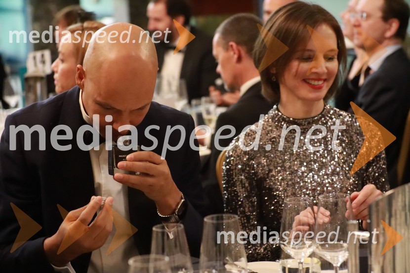  Peter Savizon, pevec;  Sophie Honey, veleposlanica Združenega kraljestva Velika Britanija in Severna Irska v Republiki SlovenijiChristmas Gala v Londonu