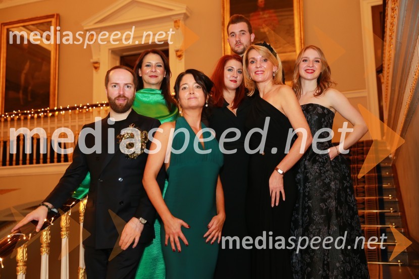  Dejan David Kemperl, Hiša Luksuza;  Nina Kojima, bivša dopisnica RTV v Združenem Kraljestvu, režiserka in producentka;  Kristina Gortnar;  Aleksandra Barič, Britansko veleposlaništvo v Ljubljani;  Martin Retelj, Britansko-slovenska gospodarska zbornica;  Barbara Uranjek, direktorica, Britansko-slovenska gospodarska zbornica;  Špela Drobnič Rener, Britansko-slovenska gospodarska zbornicaChristmas Gala v Londonu