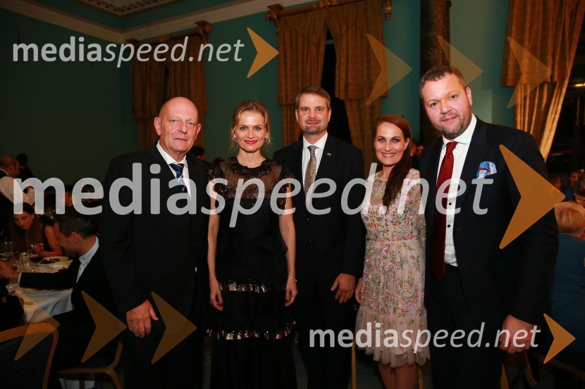  Miro Senica, odvetnik;  Katarina Kresal, pravnica in političarka, nekdanja ministrica za notranje zadeve;  Tadej Rupel, veleposlanik Republike Slovenije v Združenem kraljestvu Velike Britanije in Severne Irske;  Tjaša  Čarman, odvetnica;  Gašper Čarman, direktor eVinoChristmas Gala v Londonu