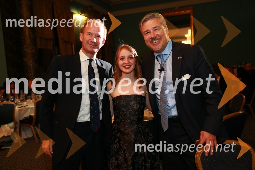  Andrew Page, nekdanji veleposlanik Velike Britanije v Sloveniji;  Špela Drobnič Rener, Britansko-slovenska gospodarska zbornica;  Miha Košak, posebni svetovalec, Emona Capital, in član upravnega odbora Britansko-slovenske gospodarske zborniceChristmas Gala v Londonu