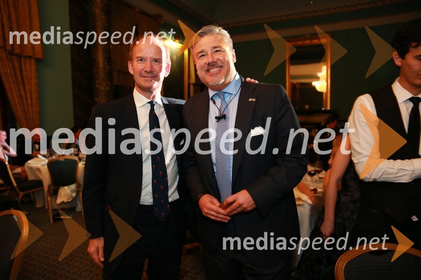  Andrew Page, nekdanji veleposlanik Velike Britanije v Sloveniji;  Miha Košak, posebni svetovalec, Emona Capital, in član upravnega odbora Britansko-slovenske gospodarske zborniceChristmas Gala v Londonu
