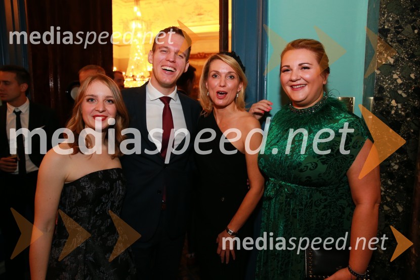  Špela Drobnič Rener, Britansko-slovenska gospodarska zbornica;  Martin Retelj, Britansko-slovenska gospodarska zbornica;  Barbara Uranjek, direktorica, Britansko-slovenska gospodarska zbornica;  Petra Tolja, lastnica agencije Pure TravelChristmas Gala v Londonu