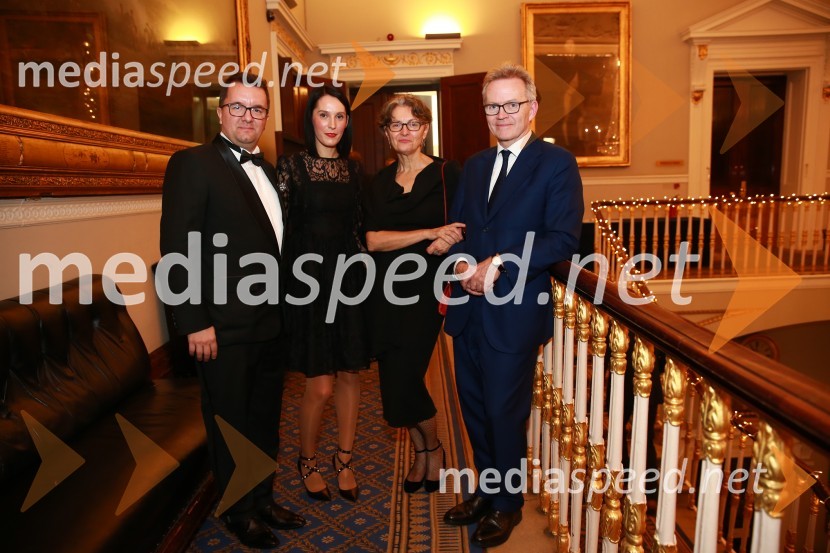 Žiga Vavpotič, predsednik upravnega odbora, Outfit7;  Petra Krilić, pravnica;  Sanya  Polescuk;  Nigel  Higgins, predsednik uprave BarclaysChristmas Gala v Londonu