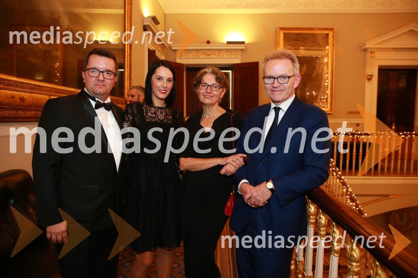  Žiga Vavpotič, predsednik upravnega odbora, Outfit7;  Petra Krilić, pravnica;  Sanya  Polescuk;  Nigel  Higgins, predsednik uprave BarclaysChristmas Gala v Londonu