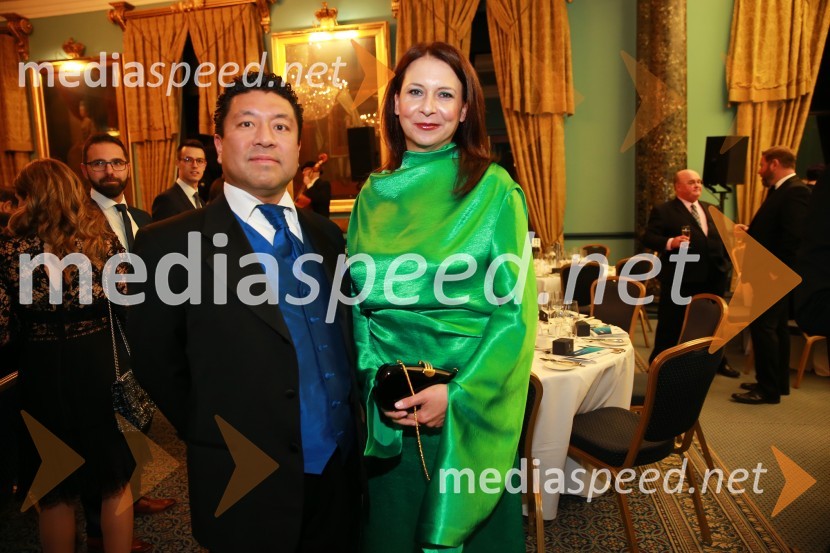  Tosh Kojima, generalni direktor, DCAdvisory Partners;  Nina Kojima, bivša dopisnica RTV v Združenem Kraljestvu, režiserka in producentkaChristmas Gala v Londonu