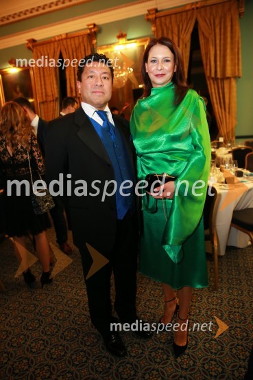  Tosh Kojima, generalni direktor, DCAdvisory Partners;  Nina Kojima, bivša dopisnica RTV v Združenem Kraljestvu, režiserka in producentkaChristmas Gala v Londonu