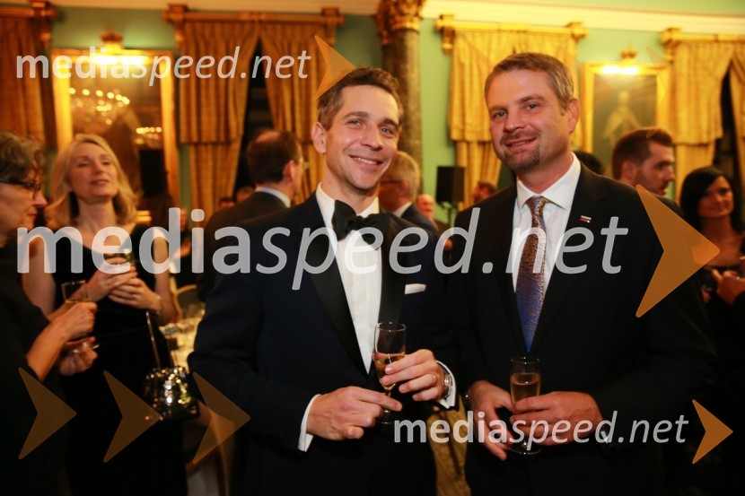  Miha Žerko, predsednik, Britansko-slovenska gospodarska zbornica;  Tadej Rupel, veleposlanik Republike Slovenije v Združenem kraljestvu Velike Britanije in Severne IrskeChristmas Gala v Londonu