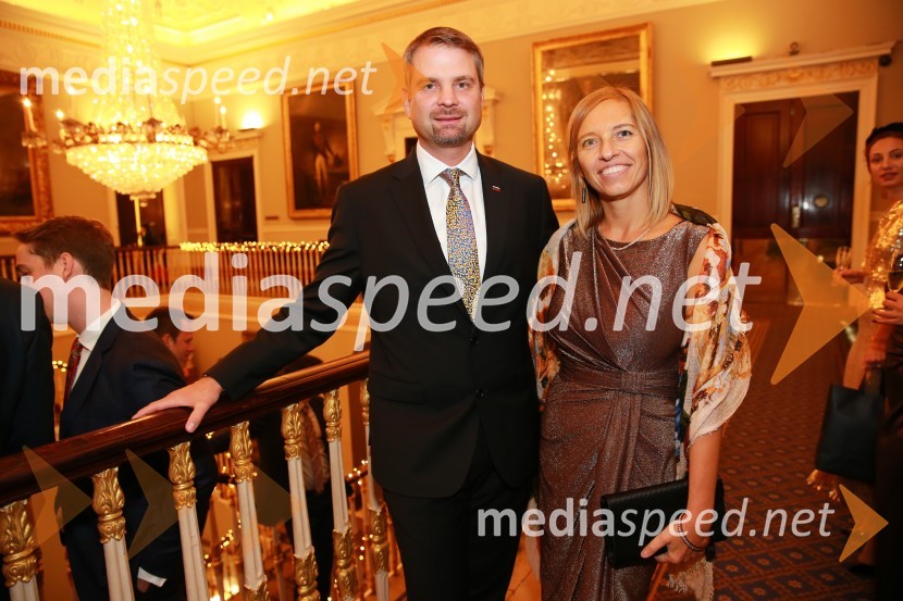  Tadej Rupel, veleposlanik Republike Slovenije v Združenem kraljestvu Velike Britanije in Severne Irske; dr. Valentina Prevolnik Rupel, ministrica za zdravjeChristmas Gala v Londonu