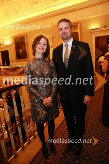  Sophie Honey, veleposlanica Združenega kraljestva Velika Britanija in Severna Irska v Republiki Sloveniji;  Tadej Rupel, veleposlanik Republike Slovenije v Združenem kraljestvu Velike Britanije in Severne IrskeChristmas Gala v Londonu