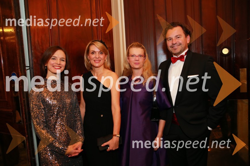  Sophie Honey, veleposlanica Združenega kraljestva Velika Britanija in Severna Irska v Republiki Sloveniji;  Barbara Uranjek, direktorica, Britansko-slovenska gospodarska zbornica;  ... ;  Dominik S. Černjak, član uprave Collegium Mondial TravelChristmas Gala v Londonu