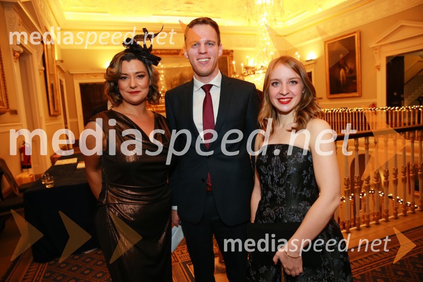  Ana Lazovski, oblikovalka klobukov in maskerka;  Martin  Retelj, Britansko-slovenska gospodarska zbornica;  Špela Drobnič Rener, Britansko-slovenska gospodarska zbornicaChristmas Gala v Londonu