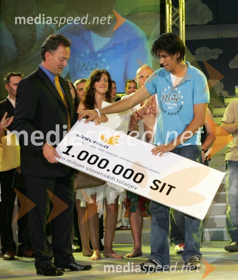 Pevec Domen Kumer in direktor podjetja SimfonikaMelodije morja in sonca