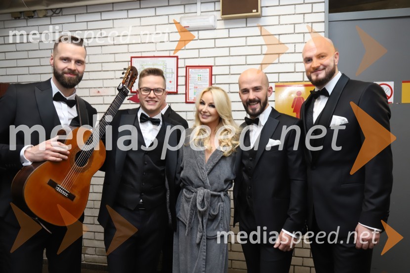  Samo Kališnik, Skupina Kvatropirci;  Tomaž Krt, Skupina Kvatropirci;  Saša Lendero, pevka, voditeljica;  Matej Kocen, Skupina Kvatropirci;  Jure Jaklič, Skupina KvatropirciSilvestrski pozdrav 2019