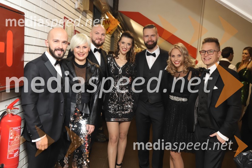  Matej Kocen, Skupina Kvatropirci;  Ana  Praznik, voditeljica oddaje, Delovna akcija;  Jure Jaklič, Skupina Kvatropirci;  Alenka Husić, pevka;  Samo Kališnik, Skupina Kvatropirci;  Tinkara Fortuna, skupina Bepop;  Tomaž Krt, Skupina KvatropirciSilvestrski pozdrav 2019