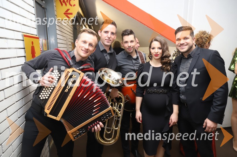  Matej Banovšek, ansambel Banovšek;  Andrej Sušec, ansambel Banovšek;  Matej Turinek, ansambel Banovšek;  Barbara Leber Turinek, ansambel Banovšek;  Rok Zbičajnik, ansambel BanovšekSilvestrski pozdrav 2019