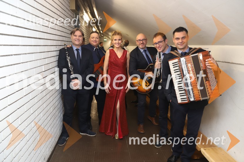  Damijan Kolarič, ansambel Ekart;  Renato Kapun, ansambel Ekart;  Barbara Kolarič, pevka, ansambel Ekart;  Andrej Ekart, Ansambel Ekart;  ... ;  Viktor Malec, ansambel EkartSilvestrski pozdrav 2019