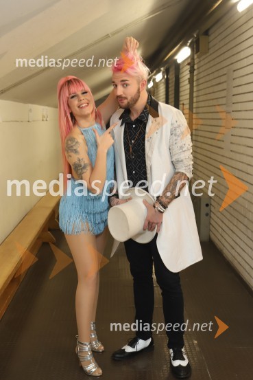  Nika Zorjan, pevka;  Dejan Krajnc, Poskočni MuzikantiSilvestrski pozdrav 2019