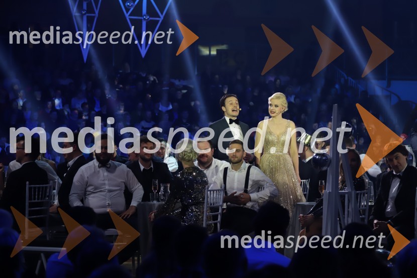  Blaž Švab, pevec, skupina Modrijani;  Darja Gajšek, pevka, voditeljicaSilvestrski pozdrav 2019