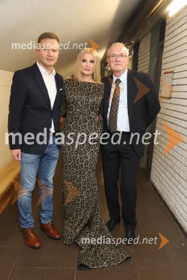  Gvido  Polanc, lastnik lokala Plaza Cafe, organizator koncerta;  Helena Blagne, pevka;  ... Silvestrski pozdrav 2019